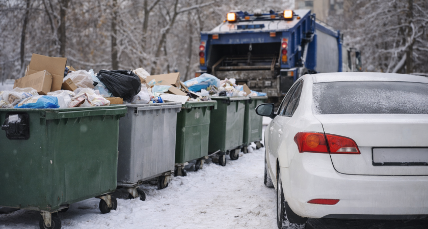 Оренбуржцев попросили не парковать машины у мусорных контейнеров в праздники