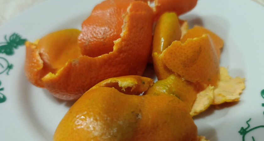 Беру мандариновые корки - и прячу в шкаф: затхлости как будто не было. Мой проверенный метод 