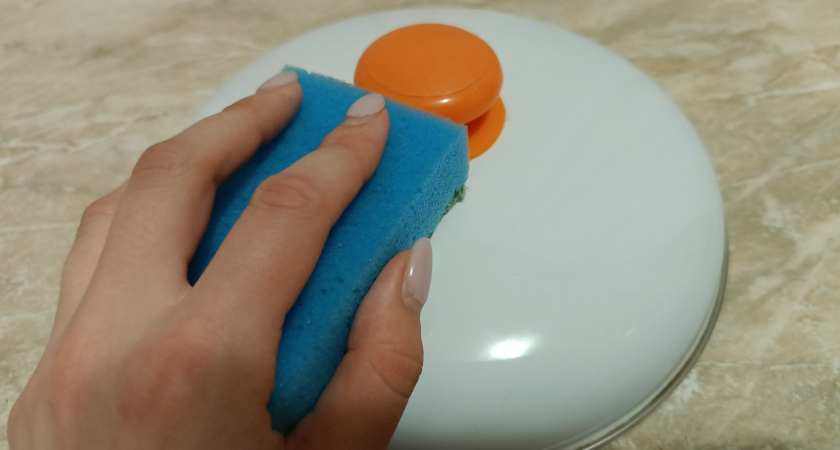 Больше никаких трещин и царапин: отмыла стеклянные крышки от застарелого жира копеечным средством - и никакой агрессивной химии 