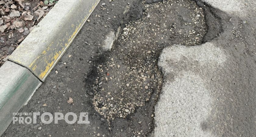 В Оренбурге вместе со снегом сошёл асфальт на центральных дорогах