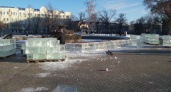 В Оренбурге у Дома Советов началось возведение ледяного городка