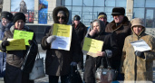 В Орске на площади Васнецова прошел пикет против закона о капремонте