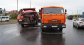 В Оренбурге на Загородном шоссе столкнулись грузовики КамАЗ и "Хово"