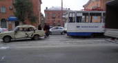 ДТП в Новотроицке: автомобиль врезался в трамвай