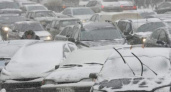 На трассе Оренбург-Орск из-за снегопада образовалась пробка в 37 километров