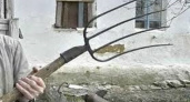 В Саракташском районе мужчина вилами угрожал односельчанину