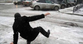 Упал, очнулся - гипс. Оренбуржцам не нравится лед на остановках