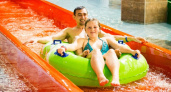 С папой не страшно. Даже самые маленькие смогут кататься на горках в аквапарке