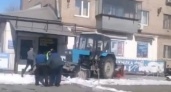 На ровном месте. В Орске у магазина застрял трактор - Оренбуржье онлайн