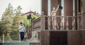 18+. Оренбуржцы обсуждают откровенную фотосессию на фоне библиотеки ОГУ