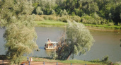 Дом на воде. Тюнингованный плот у оренбургской набережной