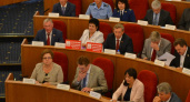 Молча. На заседании Заксоба Оренбуржья депутаты КПРФ выставили таблички против пенсионной реформы