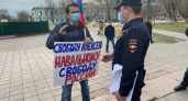В центре Оренбурга проходит одиночный пикет в поддержку Алексея Навального