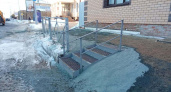 В Оренурге на Туркестанской на тротуарах с сильным уклоном установили лестницу