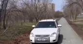 Оренбургские автомобилисты объезжают пробки по пешеходной зоне возле парка «Березки»