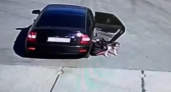 В Оренбурге из автомобиля на ходу вместе с автокреслом вывалился ребёнок