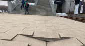 В Оренбурге около спуска к Уралу провалилась плитка