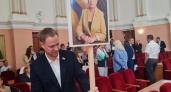 Сергей Николаев пришел на заседание Горсовета с плакатом с требованием об отставке его председателя