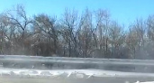 Засор канализации превратил улицу в Оренбурге в реку грязной воды