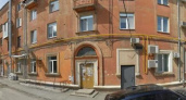 В Орске жители дома-памятника на проспекте Мира требуют ремонта подъезда