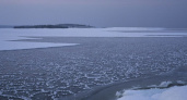 На озерах Соль-Илецка тонкая белая корочка покрывает водоемы из-за высокой концентрации соли