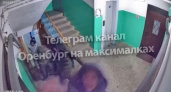 В Оренбурге подростки разбили камеру в подъезде и попали на видео