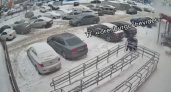 В Оренбурге с крыши упал снег на коляску с ребенком