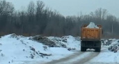 В Оренбурге снег с улиц свозят в пойму Урала