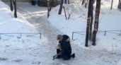 Пенсионер в Оренбурге борется со льдом на дорогах с помощью топора