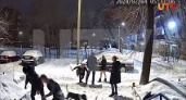 Камеры запечатлели массовую драку возле подъезда в Орске