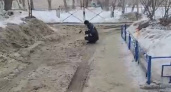 В Оренбурге дворник вооружился топором для борьбы с гололедом