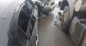 На улице Терешковой в Оренбурге «Хонда» протаранила МАЗ на аварийке и «Шкоду»