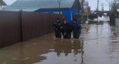 Спасатели эвакуируют жителей поселка Берды в Оренбурге 