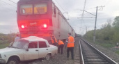 Под Оренбургом угнанный автомобиль столкнулся с поездом