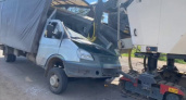 В Северном районе ГАЗ-32213 врезался в дорожную технику