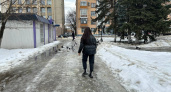 Коммунальные службы Оренбурга убирают на улицах остатки снега