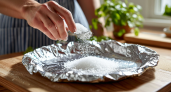 Мудрые хозяйки сыплют соль на фольгу и бед не знают: вот зачем это нужно — 2 полезных совета
