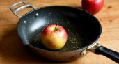 Яблоко вам в помощь: убираем застарелый нагар со сковороды за 5 минут — подруга научила как надо