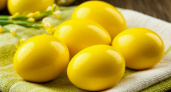 Ярче, чем от луковой шелухи: этот овощ окрасит скорлупу в золотой — пасхальные яйца произведут фурор