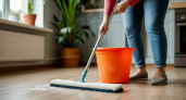 Начала мыть полы солёной водой — перемены в доме заметила вся семья: 3 причины добавить соль в ведро      