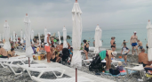 «Купаться невозможно, мы все сидим на берегу»: Черное море преподнесло неприятный сюрприз отдыхающим
