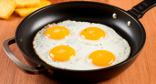 Не сало и не масло: вот на чём жарят яичницу хитрые хозяйки — запомните раз и навсегда