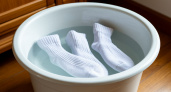 Теперь кидаю 4 ложки в таз — и даже самые заношенные носки станут белее снега: простой и полезный лайфхак