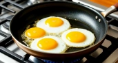 Почему жарка куриных яиц — способ приготовления далеко не из лучших, а также его прекрасная альтернатива