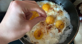 Не подсолнечное масло и не сало: вот на чём жарят яичницу опытные хозяйки - сейчас тоже так делаю