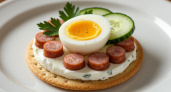 Праздничная закуска с колбаской, яйцом и огурцом — Новый год встречаем со вкусом