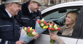 Вместо проверки документов — тюльпаны: в Оренбуржье инспекторы ДПС поздравили женщин с 8 Марта