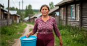 Нарубить дрова, почистить снег и принести воду: легко ли женщине в деревне без мужчины? Никто даже не догадывается 