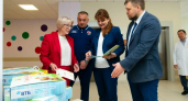В Оренбуржье мамам новорожденных начали вручать подарочные наборы