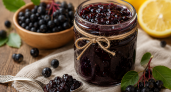 Каждый год варю густое варенье из черноплодки: к чаю, и как соус к мясу - настоящий рубиновый бархат в банке